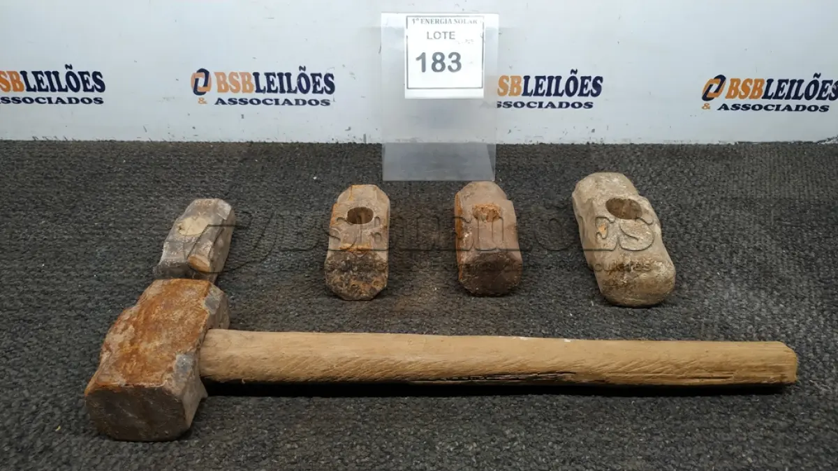 LOTE 183 -  05 MARRETAS TAMANHOS DIVERSOS SENDO  01 COM CABO. (NO ESTADO) ATENÇÃO! FAZER A VISITAÇÃO ANTES DE ARREMATAR, NÃO SABEMOS SE FUNCIONA, LEILÃO NÃO TEM GARANTIA E NEM DEVOLUÇÃO, SUJEITO A POSSÍVEIS AVARIAS VISÍVEIS/OCULTAS E/OU AUSÊNCIA DE COMPONENTES.
