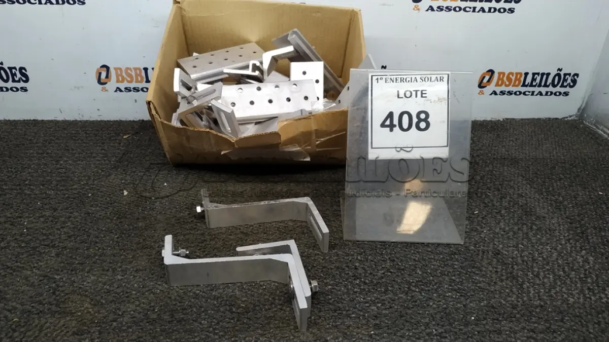 LOTE 408 - 01 CAIXA COM GANCHO PARA TELHA CERÂMICA. (NO ESTADO) ATENÇÃO! FAZER A VISITAÇÃO ANTES DE ARREMATAR, NÃO SABEMOS SE FUNCIONA, LEILÃO NÃO TEM GARANTIA E NEM DEVOLUÇÃO, SUJEITO A POSSÍVEIS AVARIAS VISÍVEIS/OCULTAS E/OU 