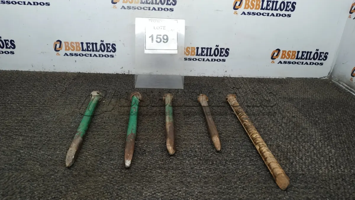 LOTE 159 - 04 PONTEIROS DE AÇO E 01 TALHADEIRA CHATA. (NO ESTADO) ATENÇÃO! FAZER A VISITAÇÃO ANTES DE ARREMATAR, NÃO SABEMOS SE FUNCIONA, LEILÃO NÃO TEM GARANTIA E NEM DEVOLUÇÃO, SUJEITO A POSSÍVEIS AVARIAS VISÍVEIS/OCULTAS E/OU AUSÊNCIA DE COMPONENTES.