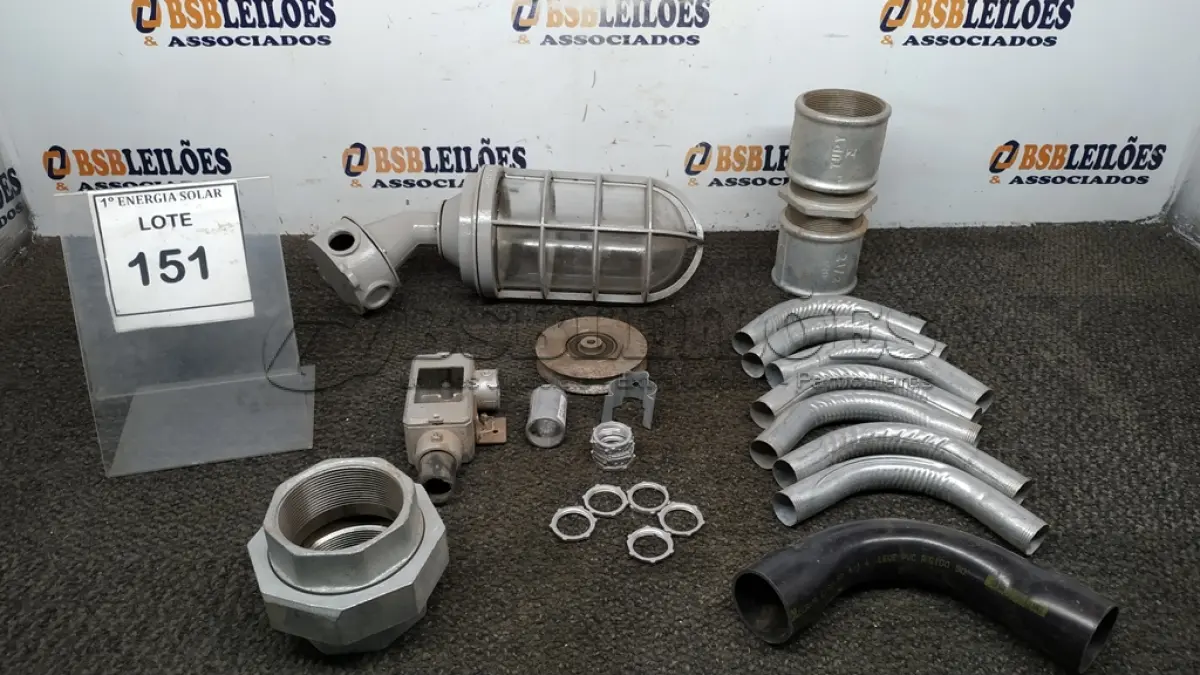 LOTE 151 - 01 LOTE COM LUMINÁRIA, CURVAS ZINCADAS E ROLAMENTO DE PORTÃO. (NO ESTADO) ATENÇÃO! FAZER A VISITAÇÃO ANTES DE ARREMATAR, NÃO SABEMOS SE FUNCIONA, LEILÃO NÃO TEM GARANTIA E NEM DEVOLUÇÃO, SUJEITO A POSSÍVEIS AVARIAS VISÍVEIS/OCULTAS E/OU AUSÊNCIA DE COMPONENTES.