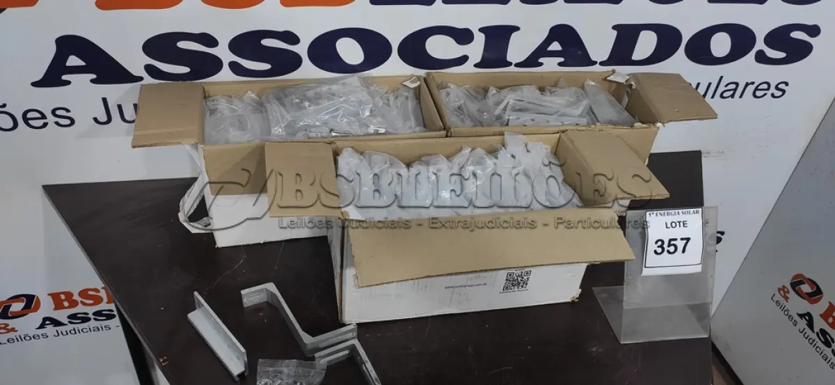 LOTE 357 - 03 CAIXAS COM GANCHO PARA TELHA CERÂMICA. (NO ESTADO) ATENÇÃO! FAZER A VISITAÇÃO ANTES DE ARREMATAR, NÃO SABEMOS SE FUNCIONA, LEILÃO NÃO TEM GARANTIA E NEM DEVOLUÇÃO, SUJEITO A POSSÍVEIS AVARIAS VISÍVEIS/OCULTAS E/OU AUSÊNCIA DE COMPONENTES.