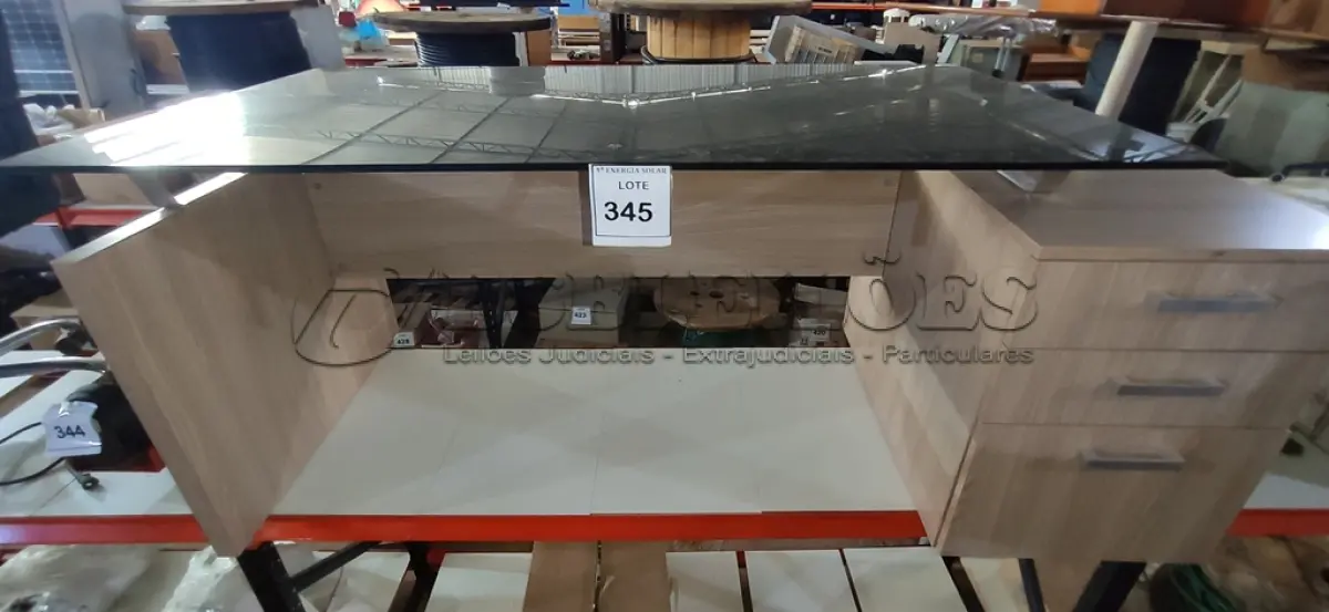 LOTE 345 - 01 MESA EM MADEIRA COM TAMPO EM VIDRO COM 3 GAVETAS. (NO ESTADO) ATENÇÃO! FAZER A VISITAÇÃO ANTES DE ARREMATAR, NÃO SABEMOS SE FUNCIONA, LEILÃO NÃO TEM GARANTIA E NEM DEVOLUÇÃO, SUJEITO A POSSÍVEIS AVARIAS VISÍVEIS/OCULTAS E/OU AUSÊNCIA DE COMPONENTES.