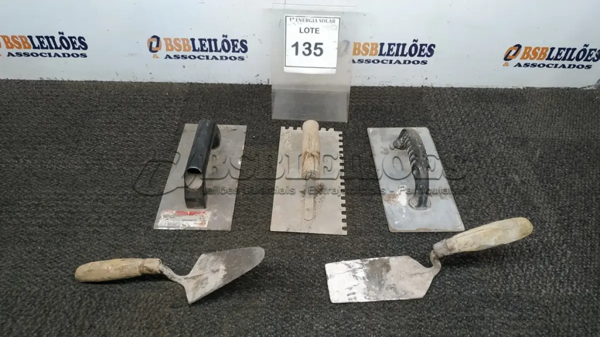 LOTE 135 - 03 DESEMPENADEIRAS DE AÇO E 02 COLHERES DE PEDREIRO.  (NO ESTADO) ATENÇÃO! FAZER A VISITAÇÃO ANTES DE ARREMATAR, NÃO SABEMOS SE FUNCIONA, LEILÃO NÃO TEM GARANTIA E NEM DEVOLUÇÃO, SUJEITO A POSSÍVEIS AVARIAS VISÍVEIS/OCULTAS E/OU AUSÊNCIA DE COMPONENTES.