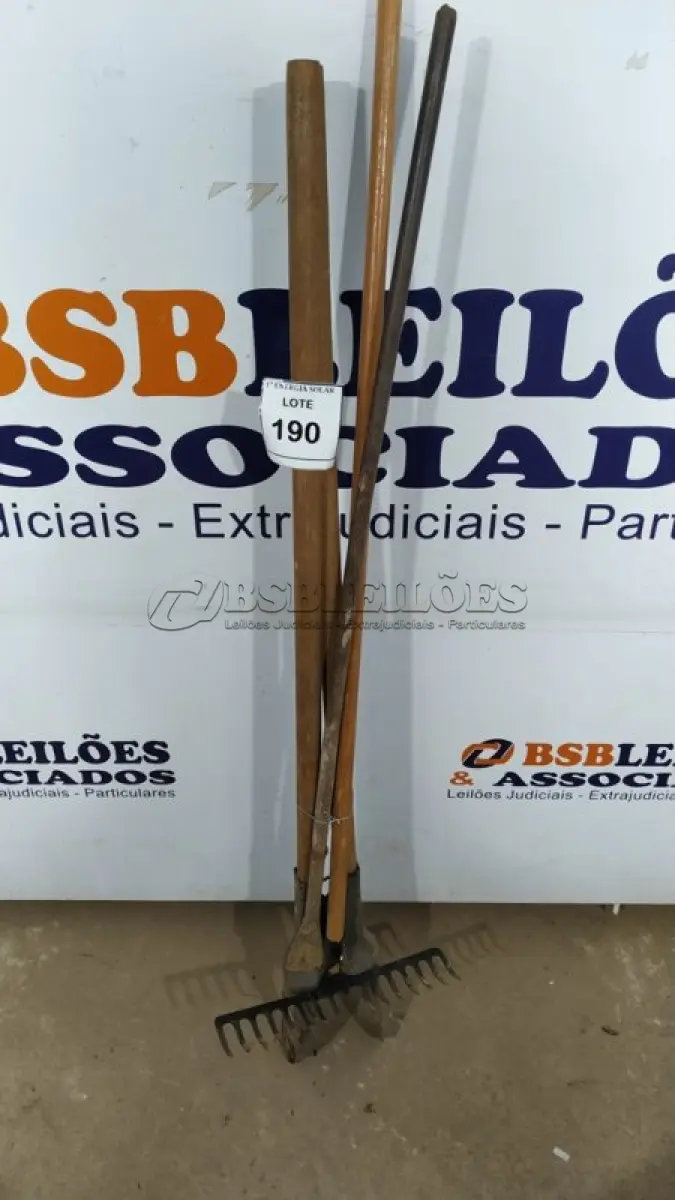 LOTE 190 -   01 CAVADEIRA MANUAL COM CABO, 01 ALAVANCA DE AÇO E 01 RASTELO COM CABO. (NO ESTADO) ATENÇÃO! FAZER A VISITAÇÃO ANTES DE ARREMATAR, NÃO SABEMOS SE FUNCIONA, LEILÃO NÃO TEM GARANTIA E NEM DEVOLUÇÃO, SUJEITO A POSSÍVEIS AVARIAS VISÍVEIS/OCULTAS E/OU AUSÊNCIA DE COMPONENTES.