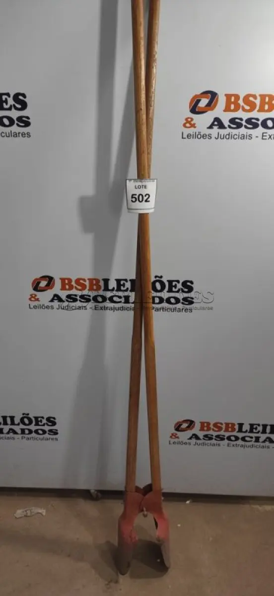 LOTE 502 - 01 CAVADEIRA MANUAL. (NO ESTADO) ATENÇÃO! FAZER A VISITAÇÃO ANTES DE ARREMATAR, NÃO SABEMOS SE FUNCIONA, LEILÃO NÃO TEM GARANTIA E NEM DEVOLUÇÃO, SUJEITO A POSSÍVEIS AVARIAS VISÍVEIS/OCULTAS