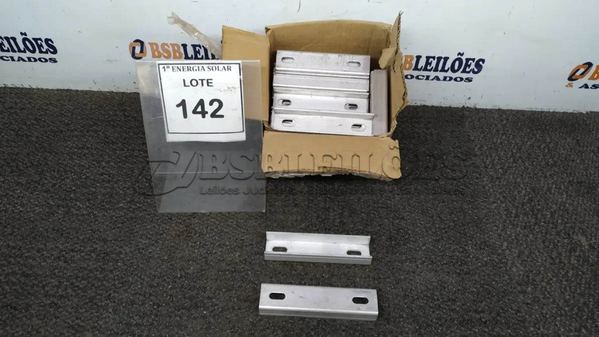 LOTE 142 - 01 CAIXA COM EMENDAS EM ALUMÍNIO SEM PARAFUSO. (NO ESTADO) ATENÇÃO! FAZER A VISITAÇÃO ANTES DE ARREMATAR, NÃO SABEMOS SE FUNCIONA, LEILÃO NÃO TEM GARANTIA E NEM DEVOLUÇÃO, SUJEITO A POSSÍVEIS AVARIAS VISÍVEIS/OCULTAS E/OU AUSÊNCIA DE COMPONENTES.