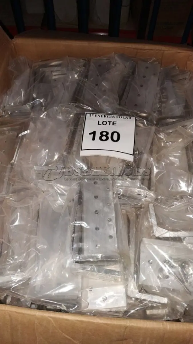 LOTE 180 - 01 CAIXA COM GANCHO PARA TELHA CERÂMICA. (NO ESTADO) ATENÇÃO! FAZER A VISITAÇÃO ANTES DE ARREMATAR, NÃO SABEMOS SE FUNCIONA, LEILÃO NÃO TEM GARANTIA E NEM DEVOLUÇÃO, SUJEITO A POSSÍVEIS AVARIAS VISÍVEIS/OCULTAS E/OU AUSÊNCIA DE COMPONENTES.