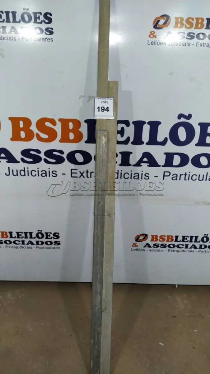 LOTE 194 - 04 RÉGUAS EM ALUMÍNIO TAMANHOS DIVERSOS. (NO ESTADO) ATENÇÃO! FAZER A VISITAÇÃO ANTES DE ARREMATAR, NÃO SABEMOS SE FUNCIONA, LEILÃO NÃO TEM GARANTIA E NEM DEVOLUÇÃO, SUJEITO A POSSÍVEIS AVARIAS VISÍVEIS/OCULTAS E/OU AUSÊNCIA DE COMPONENTES.