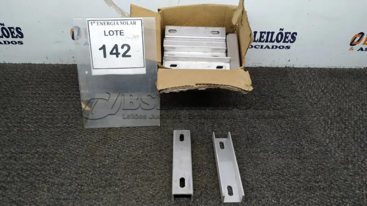 LOTE 142 - 01 CAIXA COM EMENDAS EM ALUMÍNIO SEM PARAFUSO. (NO ESTADO) ATENÇÃO! FAZER A VISITAÇÃO ANTES DE ARREMATAR, NÃO SABEMOS SE FUNCIONA, LEILÃO NÃO TEM GARANTIA E NEM DEVOLUÇÃO, SUJEITO A POSSÍVEIS AVARIAS VISÍVEIS/OCULTAS E/OU AUSÊNCIA DE COMPONENTES.