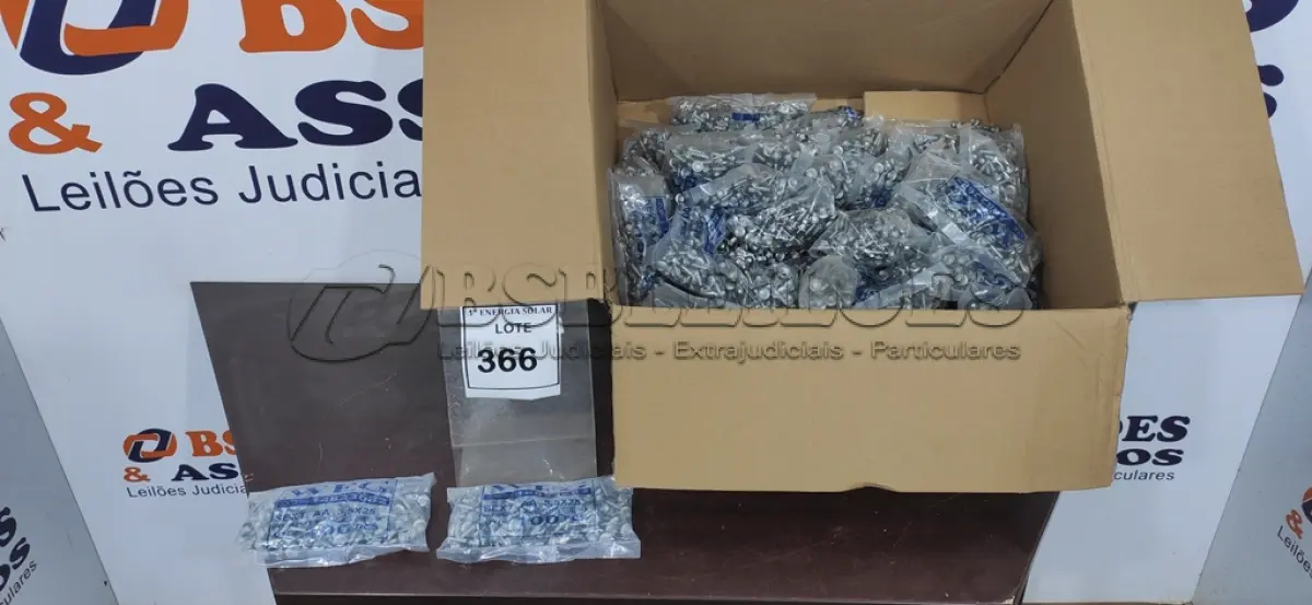 LOTE 366 - 01 CAIXA COM APROXIMADAMENTE 5.500 PARAFUSOS AUTO BROCANTE. (NO ESTADO) ATENÇÃO! FAZER A VISITAÇÃO ANTES DE ARREMATAR, NÃO SABEMOS SE FUNCIONA, LEILÃO NÃO TEM GARANTIA E NEM DEVOLUÇÃO, SUJEITO A POSSÍVEIS AVARIAS VISÍVEIS/OCULTAS E/OU 