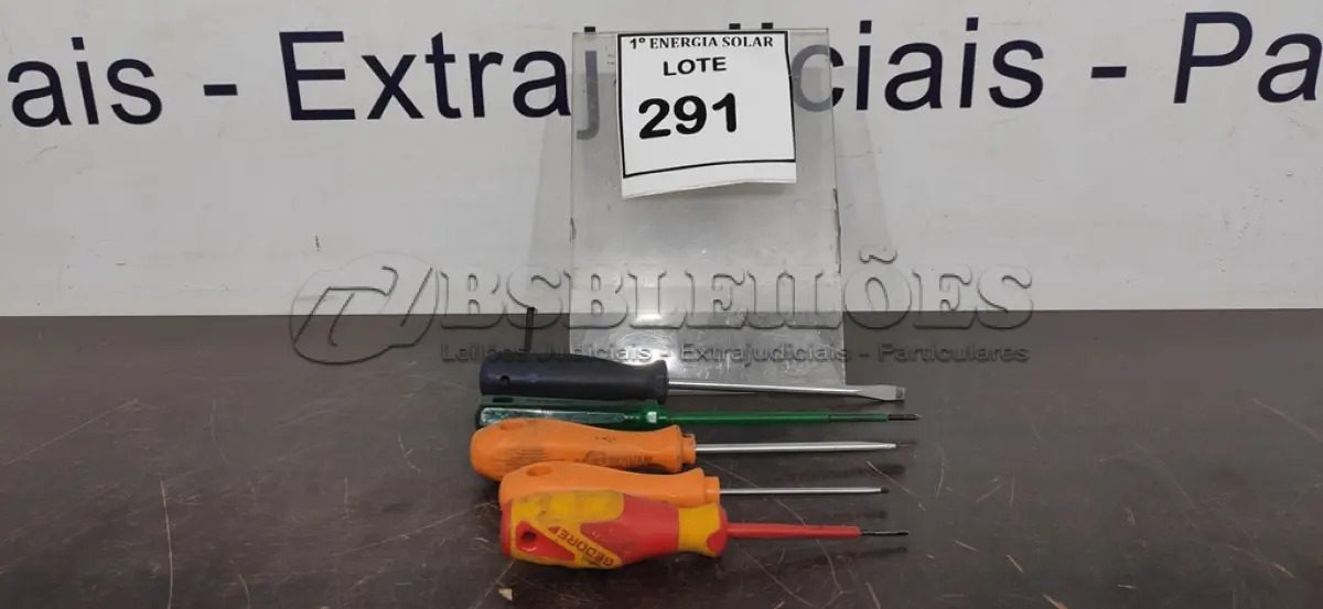 LOTE 291 - 05 CHAVES DE FENDA MODELOS DIVERSOS. (NO ESTADO) ATENÇÃO! FAZER A VISITAÇÃO ANTES DE ARREMATAR, NÃO SABEMOS SE FUNCIONA, LEILÃO NÃO TEM GARANTIA E NEM DEVOLUÇÃO, SUJEITO A POSSÍVEIS AVARIAS VISÍVEIS/OCULTAS E/OU AUSÊNCIA DE COMPONENTES.