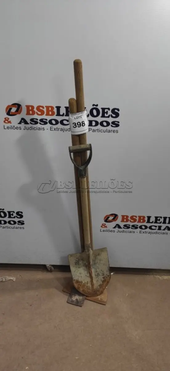 LOTE 398 - 01 PÁ COM CABO, 01 ENXADA COM CABO E 01 ENXADÃO COM CABO. (NO ESTADO) ATENÇÃO! FAZER A VISITAÇÃO ANTES DE ARREMATAR, NÃO SABEMOS SE FUNCIONA, LEILÃO NÃO TEM GARANTIA E NEM DEVOLUÇÃO, SUJEITO A POSSÍVEIS AVARIAS VISÍVEIS/OCULTAS E/OU 