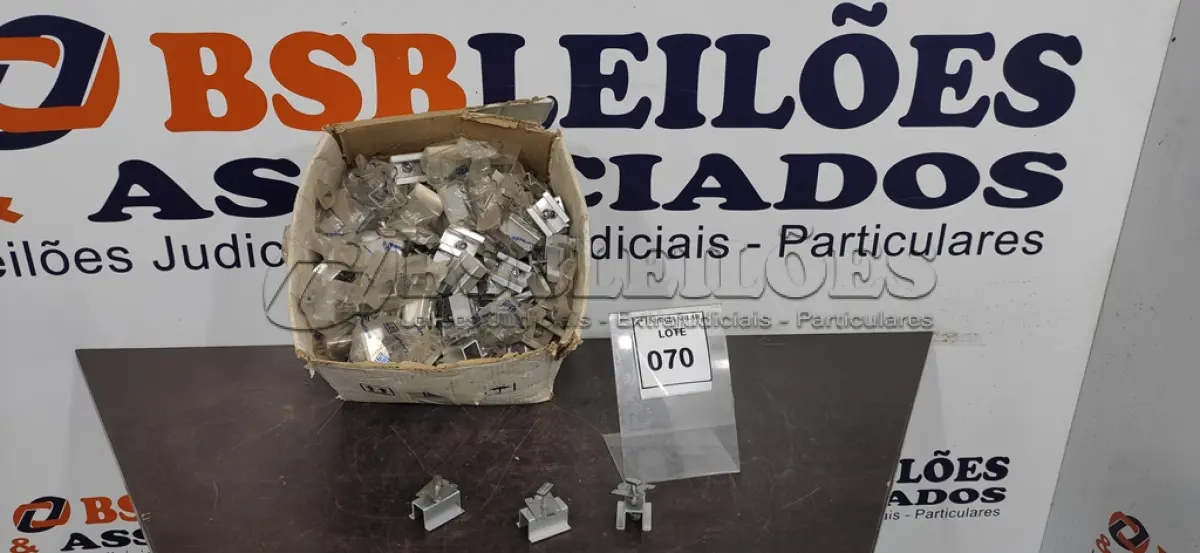 LOTE 070 - 01 CAIXA COM GRAMPO FIXADOR INTERMEDIÁRIO PARA ESTRUTURA DE PAINEL SOLAR. (NO ESTADO) ATENÇÃO! FAZER A VISITAÇÃO ANTES DE ARREMATAR, NÃO SABEMOS SE FUNCIONA, LEILÃO NÃO TEM GARANTIA E NEM DEVOLUÇÃO, SUJEITO A POSSÍVEIS AVARIAS VISÍVEIS/OCULTAS E/OU AUSÊNCIA DE COMPONENTES.