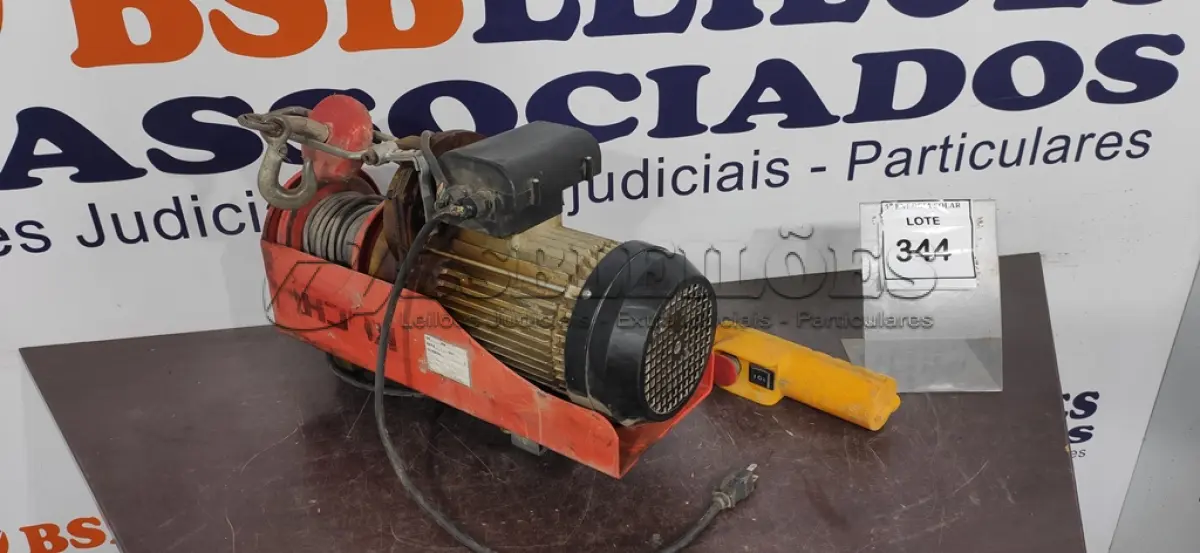 LOTE 344 - 01 TALHA ELÉTRICA SEM MARCA APARENTE. (NO ESTADO) ATENÇÃO! FAZER A VISITAÇÃO ANTES DE ARREMATAR, NÃO SABEMOS SE FUNCIONA, LEILÃO NÃO TEM GARANTIA E NEM DEVOLUÇÃO, SUJEITO A POSSÍVEIS AVARIAS VISÍVEIS/OCULTAS E/OU AUSÊNCIA DE COMPONENTES.