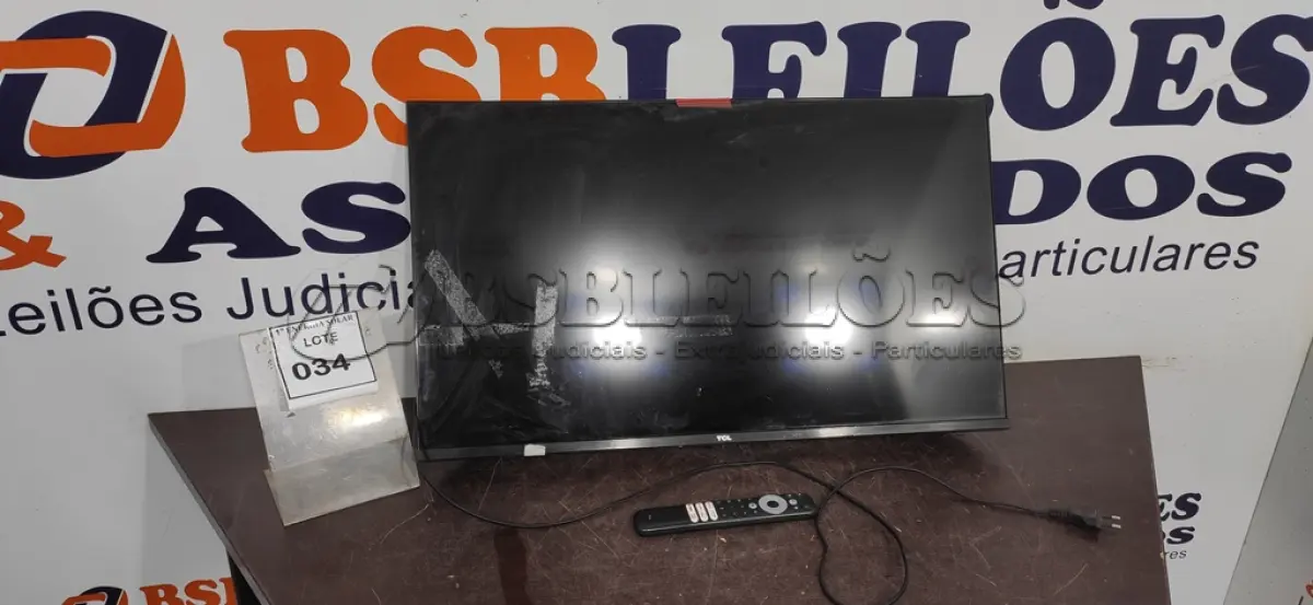 LOTE 034 - 01 TV LED 32” MARCA TCL COM CONTROLE.  (NO ESTADO) ATENÇÃO! FAZER A VISITAÇÃO ANTES DE ARREMATAR, NÃO SABEMOS SE FUNCIONA, LEILÃO NÃO TEM GARANTIA E NEM DEVOLUÇÃO, SUJEITO A POSSÍVEIS AVARIAS VISÍVEIS/OCULTAS E/OU AUSÊNCIA DE COMPONENTES.