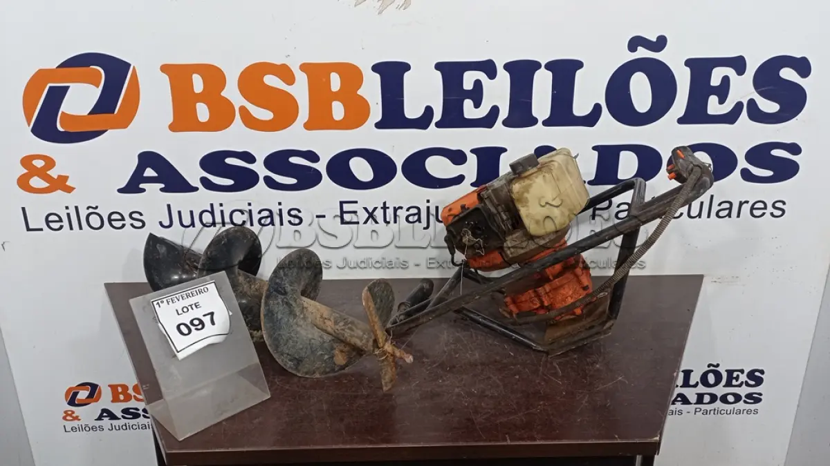 LOTE 097 - 01 MÁQUINA PERFURADORA DE SOLO A GASOLINA INCOMPLETA E 01 BROCA. (NO ESTADO) ATENÇÃO! FAZER A VISITAÇÃO ANTES DE ARREMATAR, NÃO SABEMOS SE FUNCIONA, LEILÃO NÃO TEM GARANTIA E NEM DEVOLUÇÃO, SUJEITO A POSSÍVEIS AVARIAS VISÍVEIS/OCULTAS E/OU AUSÊNCIA DE COMPONENTES.