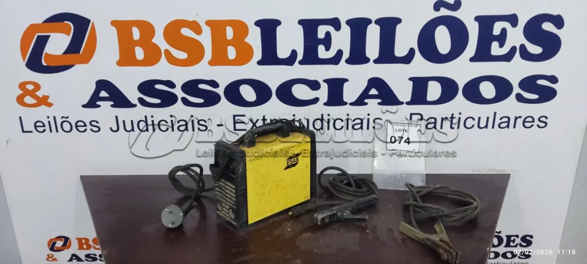 LOTE 074 - 01 MÁQUINA DE SOLDA ESAB 145AH (NO ESTADO) ATENÇÃO! FAZER A VISITAÇÃO ANTES DE ARREMATAR, NÃO SABEMOS SE FUNCIONA, LEILÃO NÃO TEM GARANTIA E NEM DEVOLUÇÃO, SUJEITO A POSSÍVEIS AVARIAS VISÍVEIS/OCULTAS E/OU AUSÊNCIA DE COMPONENTES.