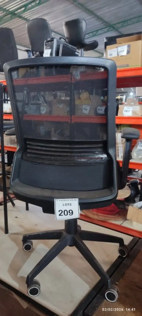 LOTE 209 - 01 CADEIRA GIRATÓRIA PARA ESCRITÓRIO. (NO ESTADO) ATENÇÃO! FAZER A VISITAÇÃO ANTES DE ARREMATAR, NÃO SABEMOS SE FUNCIONA, LEILÃO NÃO TEM GARANTIA E NEM DEVOLUÇÃO, SUJEITO A POSSÍVEIS AVARIAS VISÍVEIS/OCULTAS E/OU AUSÊNCIA DE COMPONENTES.