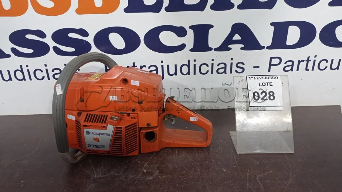 LOTE 028 - 01 MOTOSSERRA INCOMPLETA MODELO 272XP MARCA HUSQVARNA. (NO ESTADO) ATENÇÃO! FAZER A VISITAÇÃO ANTES DE ARREMATAR, NÃO SABEMOS SE FUNCIONA, LEILÃO NÃO TEM GARANTIA E NEM DEVOLUÇÃO, SUJEITO A POSSÍVEIS AVARIAS VISÍVEIS/OCULTAS E/OU AUSÊNCIA DE COMPONENTES.