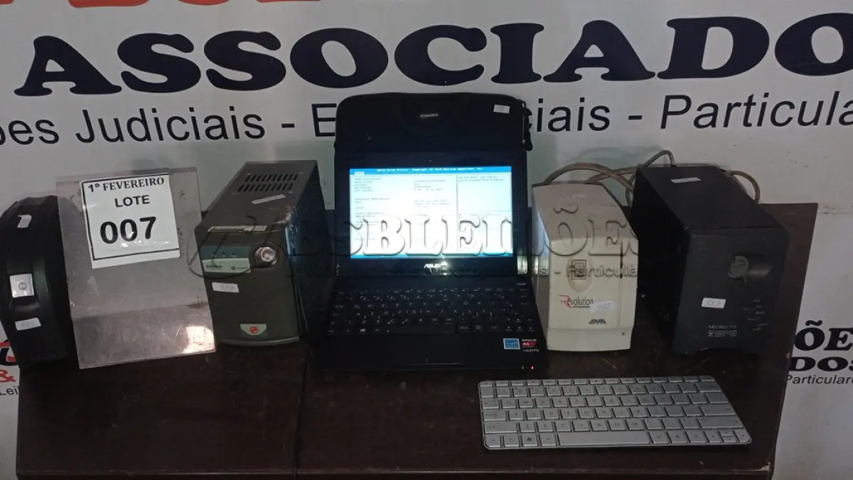 LOTE 007 - 01 NETBOOK COM FONTE MARCA ASUS E 04 ESTABILIZADORES DE MARCAS E MODELOS DIVERSOS. (NO ESTADO) ATENÇÃO! FAZER A VISITAÇÃO ANTES DE ARREMATAR, NÃO SABEMOS SE FUNCIONA, LEILÃO NÃO TEM GARANTIA E NEM DEVOLUÇÃO, SUJEITO A POSSÍVEIS AVARIAS VISÍVEIS/OCULTAS E/OU AUSÊNCIA DE COMPONENTES.