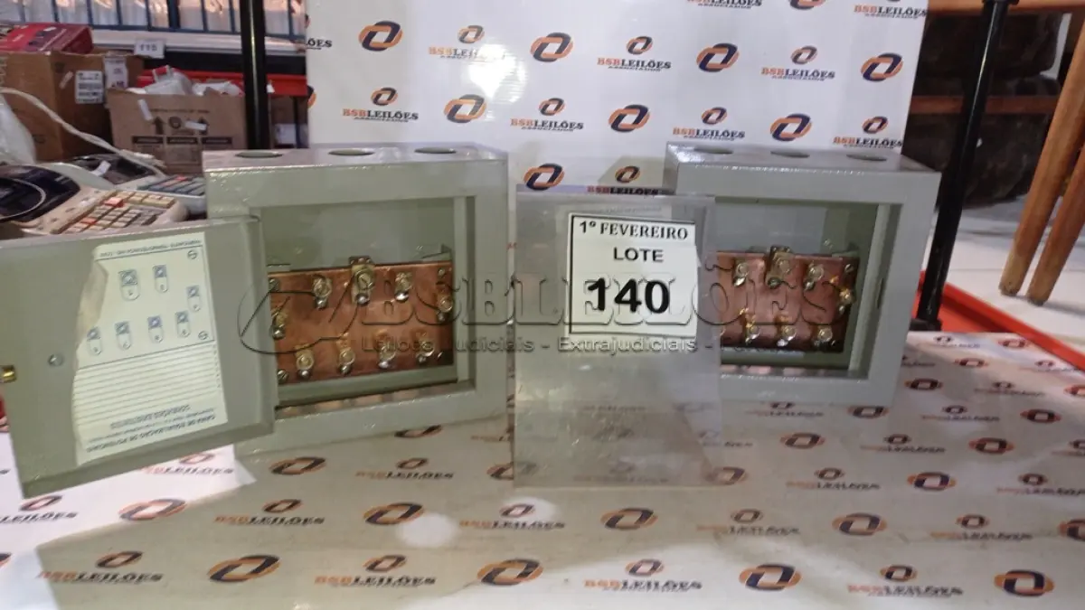 LOTE 140 - 02 CAIXAS DE EQUALIZAÇÃO DE POTÊNCIA. (NO ESTADO) ATENÇÃO! FAZER A VISITAÇÃO ANTES DE ARREMATAR, NÃO SABEMOS SE FUNCIONA, LEILÃO NÃO TEM GARANTIA E NEM DEVOLUÇÃO, SUJEITO A POSSÍVEIS AVARIAS VISÍVEIS/OCULTAS E/OU AUSÊNCIA DE COMPONENTES.