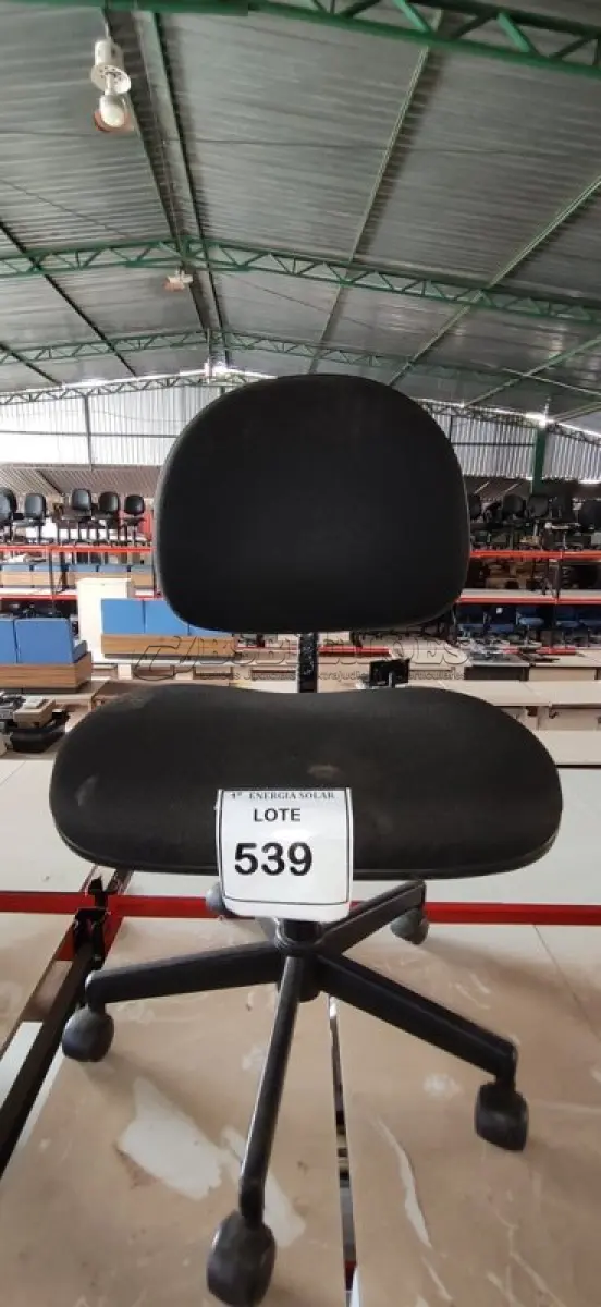 LOTE 539 - 01 CADEIRA GIRATÓRIA PARA ESCRITÓRIO. (NO ESTADO) ATENÇÃO! FAZER A VISITAÇÃO ANTES DE ARREMATAR, NÃO SABEMOS SE FUNCIONA, LEILÃO NÃO TEM GARANTIA E NEM DEVOLUÇÃO, SUJEITO A POSSÍVEIS AVARIAS VISÍVEIS/OCULTAS