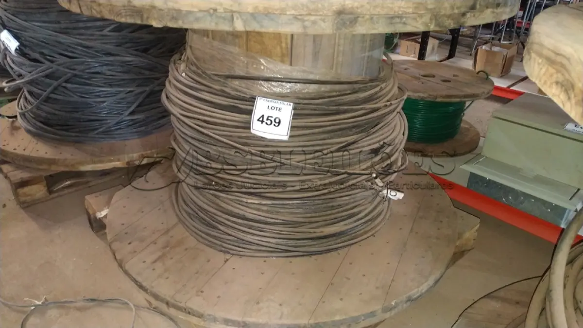 LOTE 459 - 01 CARRETEL COM FIO EM ALUMÍNIO ISOLADO COM 43M. (NO ESTADO) ATENÇÃO! FAZER A VISITAÇÃO ANTES DE ARREMATAR, NÃO SABEMOS SE FUNCIONA, LEILÃO NÃO TEM GARANTIA E NEM DEVOLUÇÃO, SUJEITO A POSSÍVEIS AVARIAS VISÍVEIS/OCULTAS E/OU 