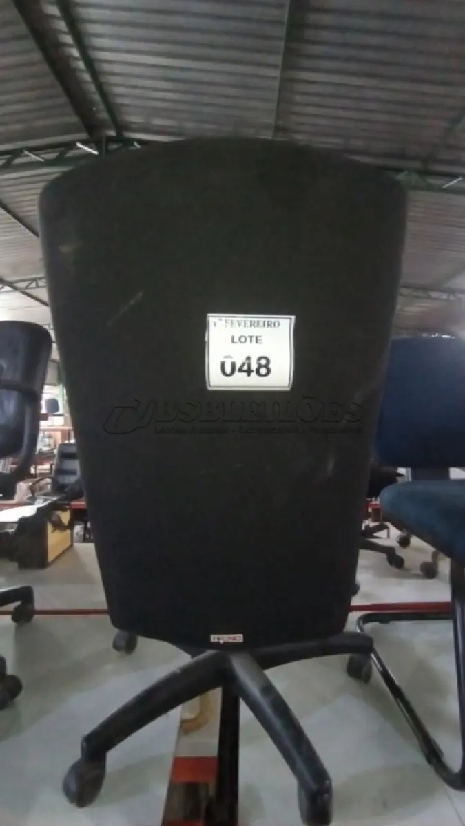 LOTE 048 - 01 CADEIRA DE ESCRITÓRIO GIRATÓRIA NA COR PRETA. (NO ESTADO) ATENÇÃO! FAZER A VISITAÇÃO ANTES DE ARREMATAR, NÃO SABEMOS SE FUNCIONA, LEILÃO NÃO TEM GARANTIA E NEM DEVOLUÇÃO, SUJEITO A POSSÍVEIS AVARIAS VISÍVEIS/OCULTAS E/OU AUSÊNCIA DE COMPONENTES.