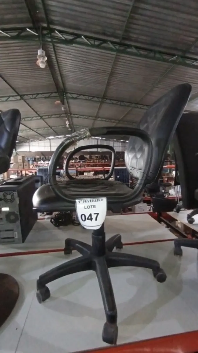 LOTE 047 - 01 CADEIRA DE ESCRITÓRIO GIRATÓRIA NA COR PRETA. (NO ESTADO) ATENÇÃO! FAZER A VISITAÇÃO ANTES DE ARREMATAR, NÃO SABEMOS SE FUNCIONA, LEILÃO NÃO TEM GARANTIA E NEM DEVOLUÇÃO, SUJEITO A POSSÍVEIS AVARIAS VISÍVEIS/OCULTAS E/OU AUSÊNCIA DE COMPONENTES.