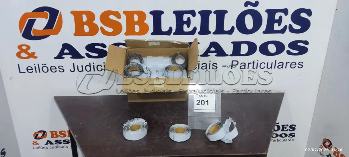 LOTE 201 - 01 CAIXA COM FITA DUPLA FACE. (NO ESTADO) ATENÇÃO! FAZER A VISITAÇÃO ANTES DE ARREMATAR, NÃO SABEMOS SE FUNCIONA, LEILÃO NÃO TEM GARANTIA E NEM DEVOLUÇÃO, SUJEITO A POSSÍVEIS AVARIAS VISÍVEIS/OCULTAS E/OU AUSÊNCIA DE COMPONENTES.