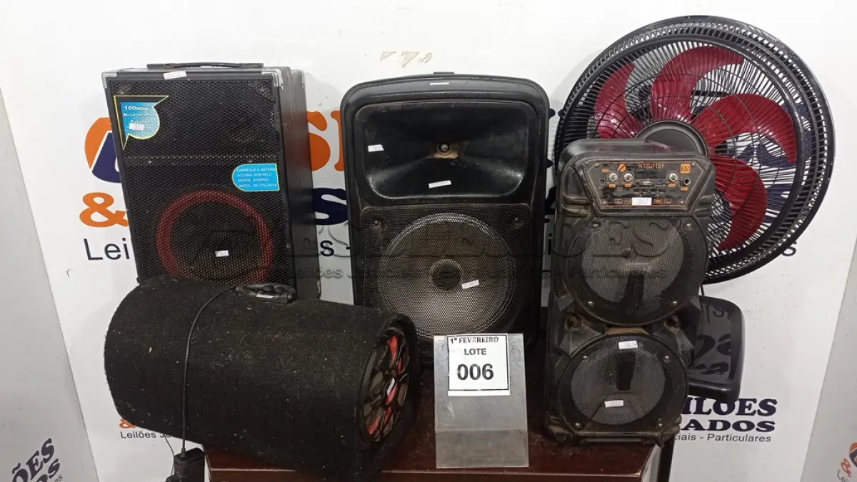 LOTE 006 - 01 VENTILADOR MARCA OSTER E 03 CAIXAS DE SOM DE MARCAS E MODELOS DIVERSOS. (NO ESTADO) ATENÇÃO! FAZER A VISITAÇÃO ANTES DE ARREMATAR, NÃO SABEMOS SE FUNCIONA, LEILÃO NÃO TEM GARANTIA E NEM DEVOLUÇÃO, SUJEITO A POSSÍVEIS AVARIAS VISÍVEIS/OCULTAS E/OU AUSÊNCIA DE COMPONENTES.