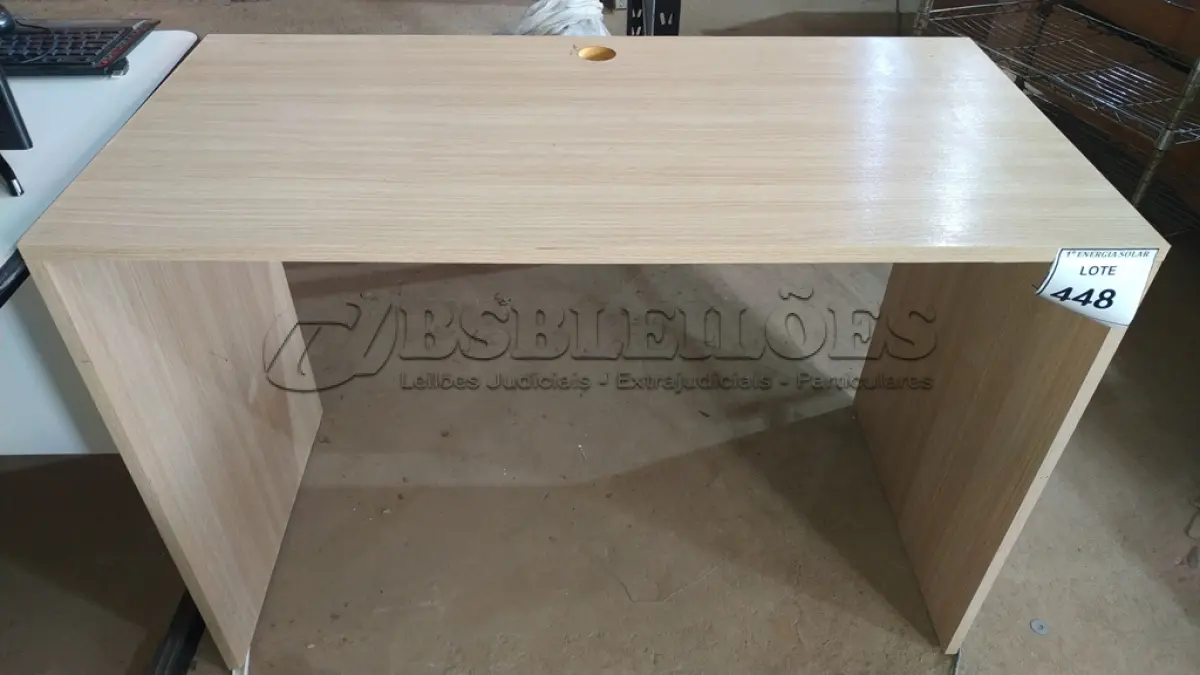LOTE 448 - 01 MESA EM MADEIRA PARA ESCRITÓRIO. (NO ESTADO) ATENÇÃO! FAZER A VISITAÇÃO ANTES DE ARREMATAR, NÃO SABEMOS SE FUNCIONA, LEILÃO NÃO TEM GARANTIA E NEM DEVOLUÇÃO, SUJEITO A POSSÍVEIS AVARIAS VISÍVEIS/OCULTAS E/OU