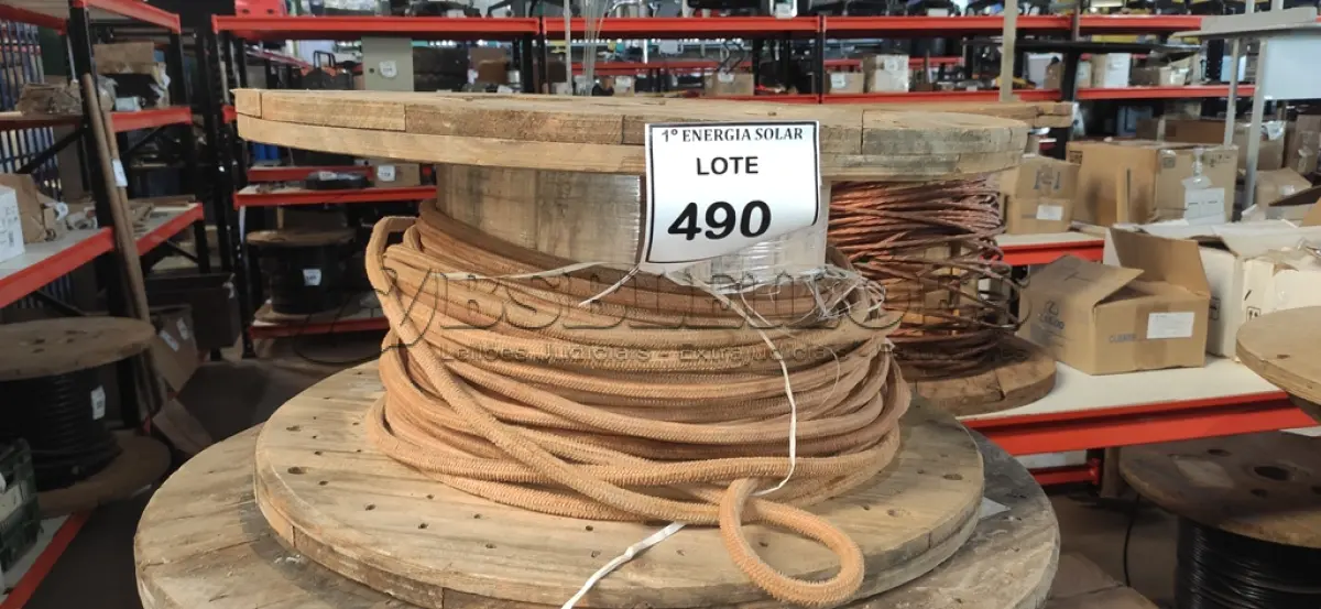 LOTE 490 - 01 CARRETEL COM CORDA. (NO ESTADO) ATENÇÃO! FAZER A VISITAÇÃO ANTES DE ARREMATAR, NÃO SABEMOS SE FUNCIONA, LEILÃO NÃO TEM GARANTIA E NEM DEVOLUÇÃO, SUJEITO A POSSÍVEIS AVARIAS VISÍVEIS/OCULTAS