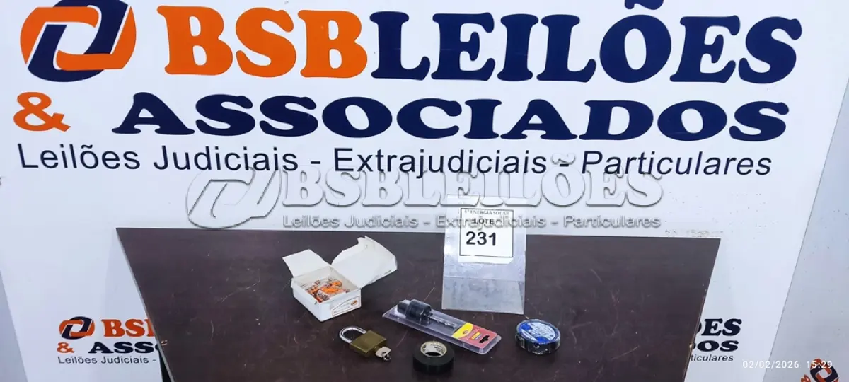 LOTE 231 - 01 LOTE COM 01 CADEADO COM CHAVE N*50, 01 CAIXA COM CONECTORES DE EMENDA, 02 FITAS ISOLANTE 01 BROCA PILOTO COM SUPORTE PARA SERRA COPO 7/16.  (NO ESTADO) ATENÇÃO! FAZER A VISITAÇÃO ANTES DE ARREMATAR, NÃO SABEMOS SE FUNCIONA, LEILÃO NÃO TEM GARANTIA E NEM DEVOLUÇÃO, SUJEITO A POSSÍVEIS AVARIAS VISÍVEIS/OCULTAS E/OU AUSÊNCIA DE COMPONENTES.
