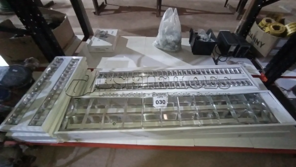 LOTE 030 - 01 LOTE COM VÁRIAS LUMINÁRIAS DE EMBUTIR DE TAMANHOS DIVERSOS. (NO ESTADO) ATENÇÃO! FAZER A VISITAÇÃO ANTES DE ARREMATAR, NÃO SABEMOS SE FUNCIONA, LEILÃO NÃO TEM GARANTIA E NEM DEVOLUÇÃO, SUJEITO A POSSÍVEIS AVARIAS VISÍVEIS/OCULTAS E/OU AUSÊNCIA DE COMPONENTES.