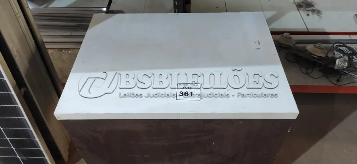 LOTE 361 - 01 MESA EM MADEIRA. (NO ESTADO) ATENÇÃO! FAZER A VISITAÇÃO ANTES DE ARREMATAR, NÃO SABEMOS SE FUNCIONA, LEILÃO NÃO TEM GARANTIA E NEM DEVOLUÇÃO, SUJEITO A POSSÍVEIS AVARIAS VISÍVEIS/OCULTAS E/OU AUSÊNCIA DE COMPONENTES.
