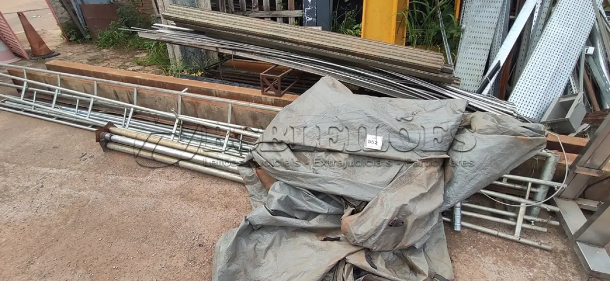 LOTE 552 - 01 TENDA 6X6. (NO ESTADO) ATENÇÃO! FAZER A VISITAÇÃO ANTES DE ARREMATAR, NÃO SABEMOS SE FUNCIONA, LEILÃO NÃO TEM GARANTIA E NEM DEVOLUÇÃO, SUJEITO A POSSÍVEIS AVARIAS VISÍVEIS/OCULTAS