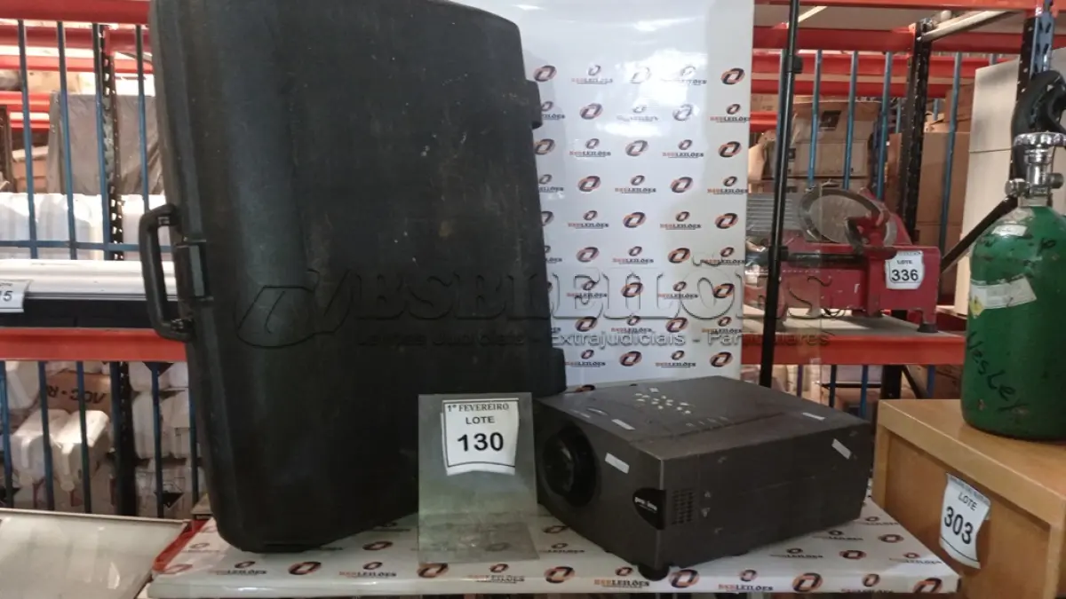 LOTE 130 - 01 MALA RÍGIDA COM RODAS NA COR PRETA E 01 PROJETOR MARCA PRÓXIMA. (NO ESTADO) ATENÇÃO! FAZER A VISITAÇÃO ANTES DE ARREMATAR, NÃO SABEMOS SE FUNCIONA, LEILÃO NÃO TEM GARANTIA E NEM DEVOLUÇÃO, SUJEITO A POSSÍVEIS AVARIAS VISÍVEIS/OCULTAS E/OU AUSÊNCIA DE COMPONENTES.