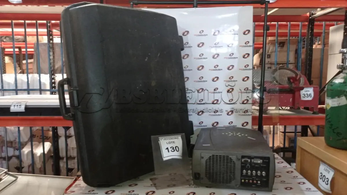 LOTE 130 - 01 MALA RÍGIDA COM RODAS NA COR PRETA E 01 PROJETOR MARCA PRÓXIMA. (NO ESTADO) ATENÇÃO! FAZER A VISITAÇÃO ANTES DE ARREMATAR, NÃO SABEMOS SE FUNCIONA, LEILÃO NÃO TEM GARANTIA E NEM DEVOLUÇÃO, SUJEITO A POSSÍVEIS AVARIAS VISÍVEIS/OCULTAS E/OU AUSÊNCIA DE COMPONENTES.