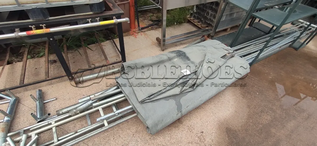 LOTE 551 - 01 TENDA 6X6. (NO ESTADO) ATENÇÃO! FAZER A VISITAÇÃO ANTES DE ARREMATAR, NÃO SABEMOS SE FUNCIONA, LEILÃO NÃO TEM GARANTIA E NEM DEVOLUÇÃO, SUJEITO A POSSÍVEIS AVARIAS VISÍVEIS/OCULTAS