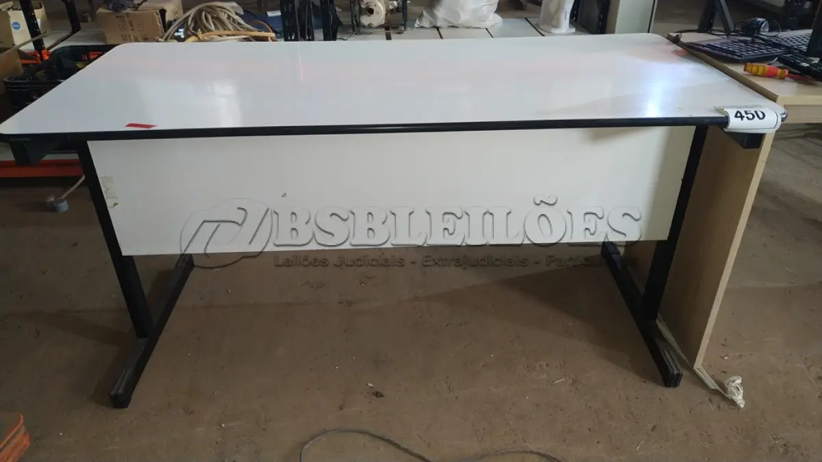 LOTE 450 - 01 MESA EM MADEIRA PARA ESCRITÓRIO. (NO ESTADO) ATENÇÃO! FAZER A VISITAÇÃO ANTES DE ARREMATAR, NÃO SABEMOS SE FUNCIONA, LEILÃO NÃO TEM GARANTIA E NEM DEVOLUÇÃO, SUJEITO A POSSÍVEIS AVARIAS VISÍVEIS/OCULTAS E/OU
