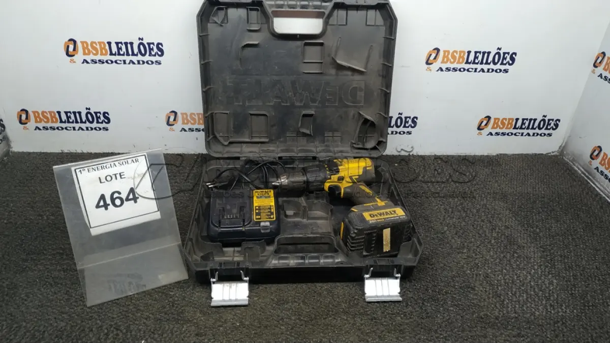LOTE 464 - 01 PARAFUSADEIRA DEWALT 20V COM CARREGADOR E MALETA. (NO ESTADO) ATENÇÃO! FAZER A VISITAÇÃO ANTES DE ARREMATAR, NÃO SABEMOS SE FUNCIONA, LEILÃO NÃO TEM GARANTIA E NEM DEVOLUÇÃO, SUJEITO A POSSÍVEIS AVARIAS VISÍVEIS/OCULTAS E/OU