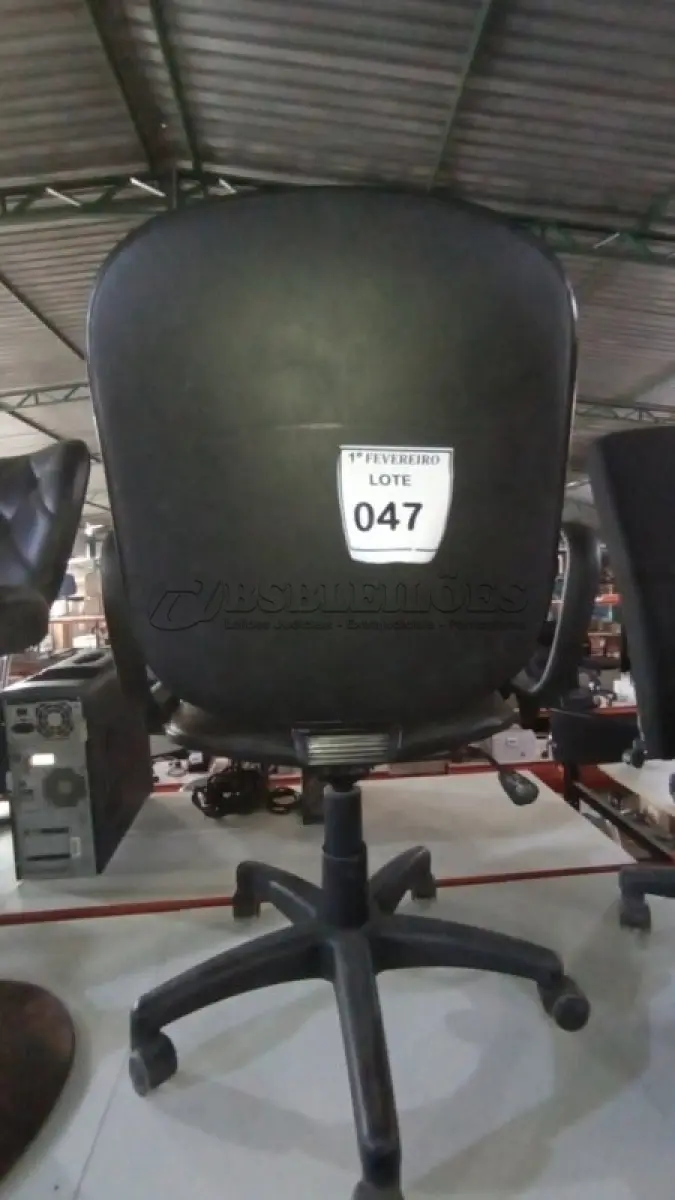 LOTE 047 - 01 CADEIRA DE ESCRITÓRIO GIRATÓRIA NA COR PRETA. (NO ESTADO) ATENÇÃO! FAZER A VISITAÇÃO ANTES DE ARREMATAR, NÃO SABEMOS SE FUNCIONA, LEILÃO NÃO TEM GARANTIA E NEM DEVOLUÇÃO, SUJEITO A POSSÍVEIS AVARIAS VISÍVEIS/OCULTAS E/OU AUSÊNCIA DE COMPONENTES.