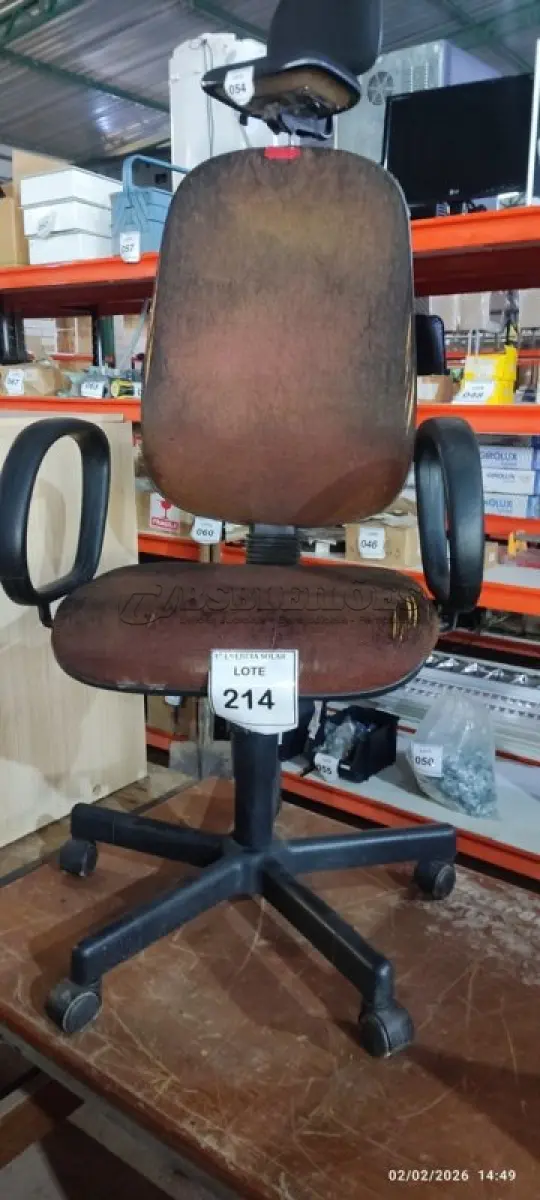 LOTE 214 - 01 CADEIRA GIRATÓRIA PARA ESCRITÓRIO. (NO ESTADO) ATENÇÃO! FAZER A VISITAÇÃO ANTES DE ARREMATAR, NÃO SABEMOS SE FUNCIONA, LEILÃO NÃO TEM GARANTIA E NEM DEVOLUÇÃO, SUJEITO A POSSÍVEIS AVARIAS VISÍVEIS/OCULTAS E/OU AUSÊNCIA DE COMPONENTES.