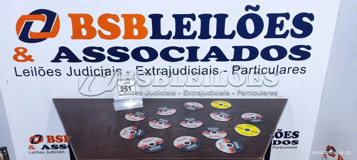 LOTE 251 - 12 DISCOS DE CORTE 115MM MARCA CORTAG PARA AÇO INOXIDÁVEL E 02 DISCOS DE CORTE 155MM PARA AÇO INOX MARCA STARRETT. (NO ESTADO) ATENÇÃO! FAZER A VISITAÇÃO ANTES DE ARREMATAR, NÃO SABEMOS SE FUNCIONA, LEILÃO NÃO TEM GARANTIA E NEM DEVOLUÇÃO, SUJEITO A POSSÍVEIS AVARIAS VISÍVEIS/OCULTAS E/OU AUSÊNCIA DE COMPONENTES.