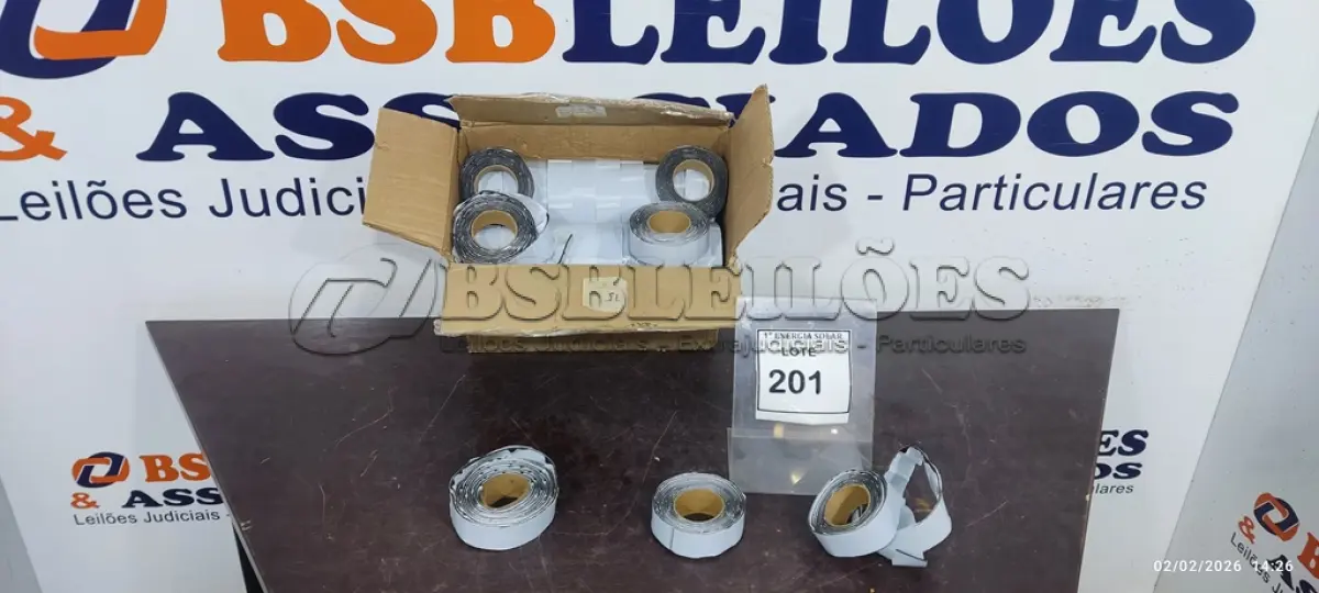LOTE 201 - 01 CAIXA COM FITA DUPLA FACE. (NO ESTADO) ATENÇÃO! FAZER A VISITAÇÃO ANTES DE ARREMATAR, NÃO SABEMOS SE FUNCIONA, LEILÃO NÃO TEM GARANTIA E NEM DEVOLUÇÃO, SUJEITO A POSSÍVEIS AVARIAS VISÍVEIS/OCULTAS E/OU AUSÊNCIA DE COMPONENTES.