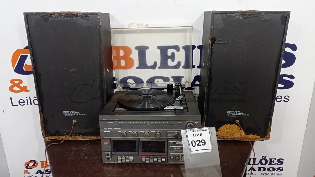 LOTE 029 - 01 APARELHO DE SOM ESTÉREO INTEGRADO 3X1 MODELO ATR 200 MARCA SANYO E 02 CAIXAS DE SOM SB-92. (NO ESTADO) ATENÇÃO! FAZER A VISITAÇÃO ANTES DE ARREMATAR, NÃO SABEMOS SE FUNCIONA, LEILÃO NÃO TEM GARANTIA E NEM DEVOLUÇÃO, SUJEITO A POSSÍVEIS AVARIAS VISÍVEIS/OCULTAS E/OU AUSÊNCIA DE COMPONENTES.