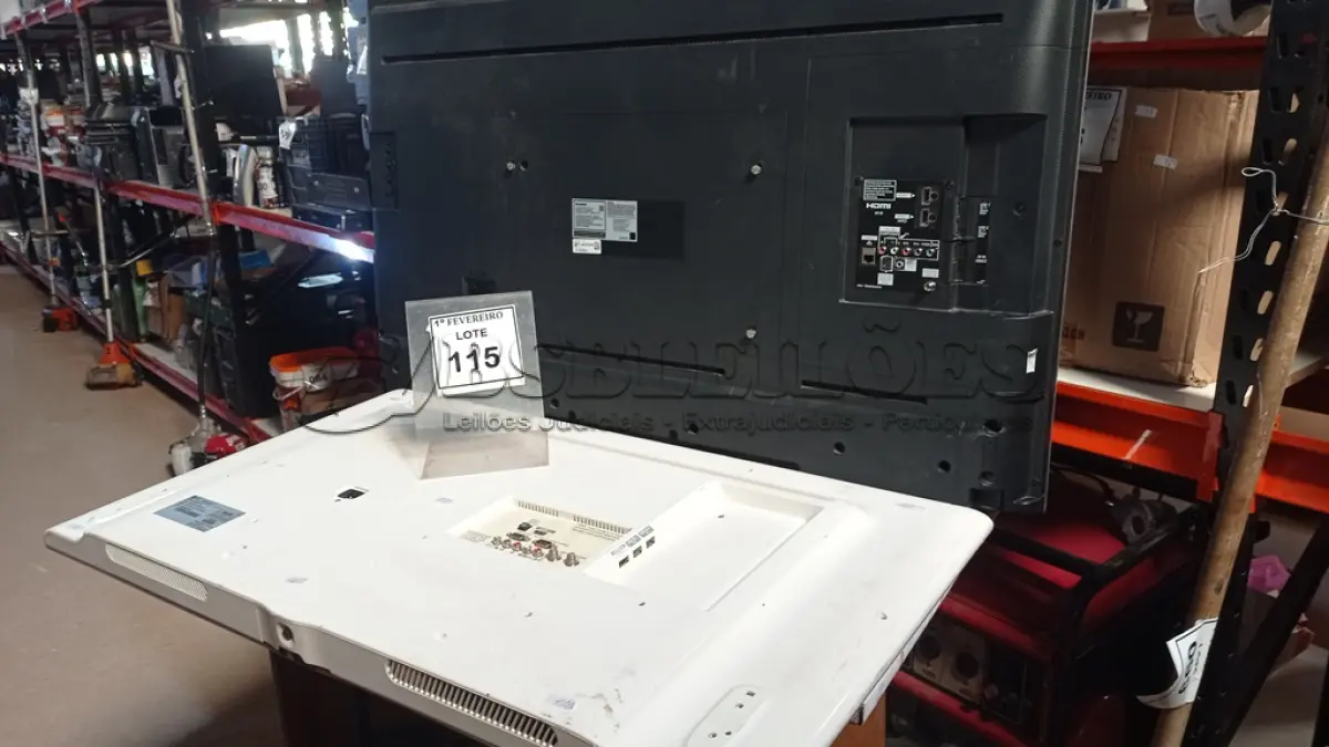 LOTE 115 - 01 TV LCD 42’’ MARCA LG E 01 TV LCD 49’’ MARCA PANASONIC. (NO ESTADO) ATENÇÃO! FAZER A VISITAÇÃO ANTES DE ARREMATAR, NÃO SABEMOS SE FUNCIONA, LEILÃO NÃO TEM GARANTIA E NEM DEVOLUÇÃO, SUJEITO A POSSÍVEIS AVARIAS VISÍVEIS/OCULTAS E/OU AUSÊNCIA DE COMPONENTES.