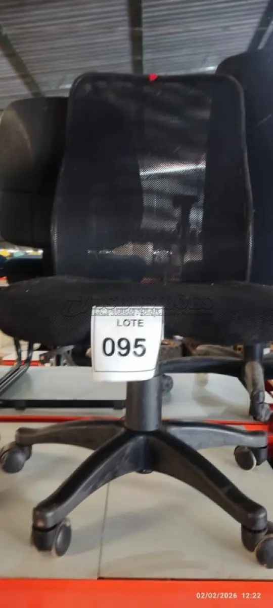 LOTE 095 - 01 CADEIRA GIRATÓRIA PARA ESCRITÓRIO. (NO ESTADO) ATENÇÃO! FAZER A VISITAÇÃO ANTES DE ARREMATAR, NÃO SABEMOS SE FUNCIONA, LEILÃO NÃO TEM GARANTIA E NEM DEVOLUÇÃO, SUJEITO A POSSÍVEIS AVARIAS VISÍVEIS/OCULTAS E/OU AUSÊNCIA DE COMPONENTES.