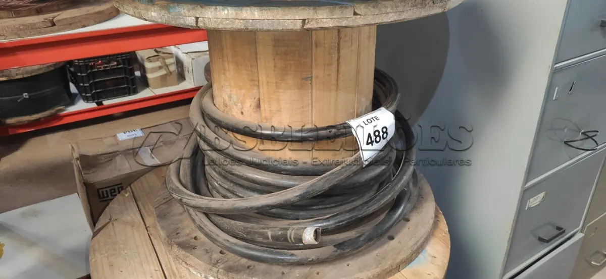 LOTE 488 - 01 CARRETEL COM CABO DE COBRE PRETO. (NO ESTADO) ATENÇÃO! FAZER A VISITAÇÃO ANTES DE ARREMATAR, NÃO SABEMOS SE FUNCIONA, LEILÃO NÃO TEM GARANTIA E NEM DEVOLUÇÃO, SUJEITO A POSSÍVEIS AVARIAS VISÍVEIS/OCULTAS